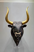 Museo archeologico di Iraklion.  Rhyton, vaso per libagioni in steatite con incrostazioni di cristallo di rocca, madreperla e diaspro a forma di testa di toro, Civilta minoica, XVI secolo a.C. Proveniente da Cnosso. 